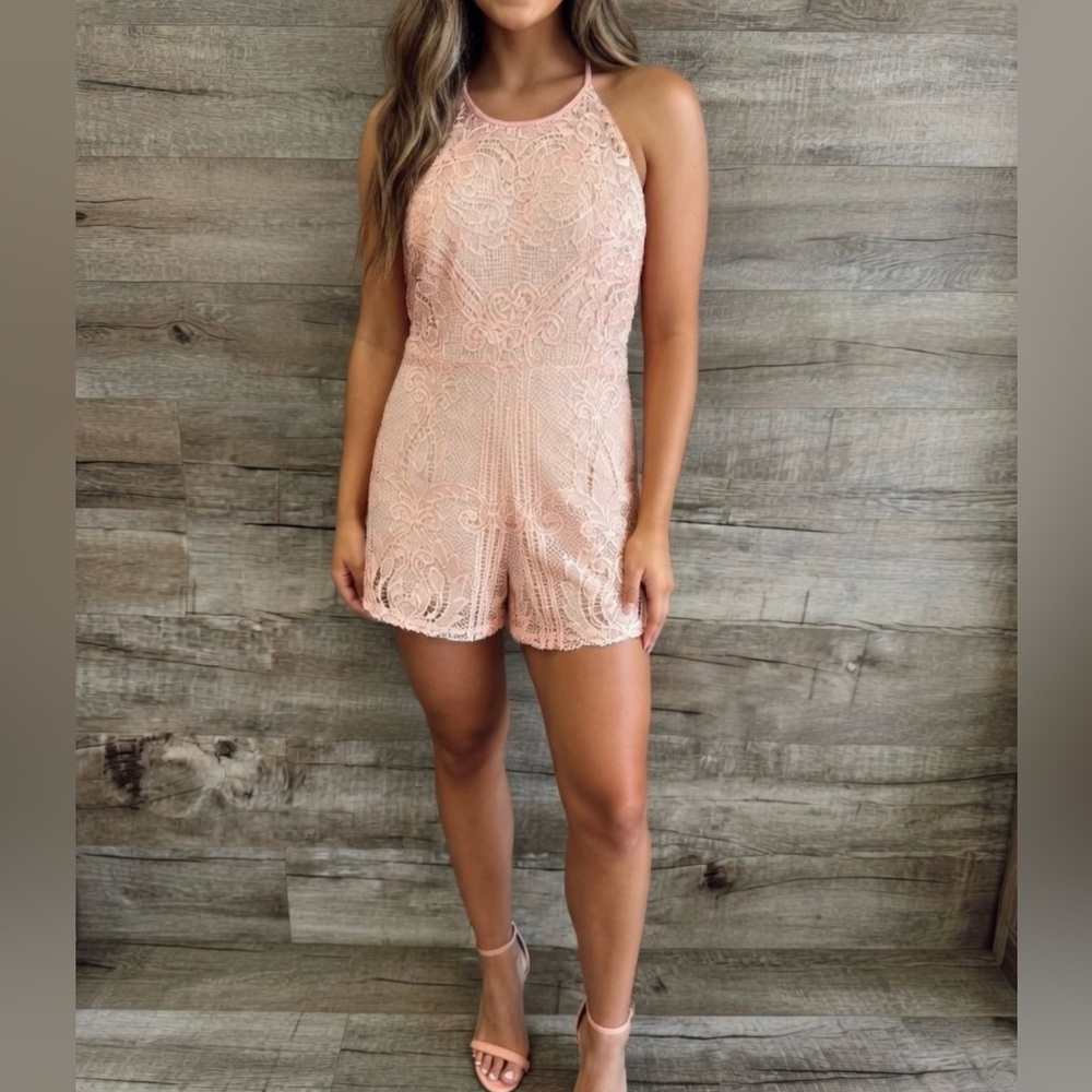 L’Atiste by Amy Coral Lace Halter Romper Small |‎ Floral Lace Boutique